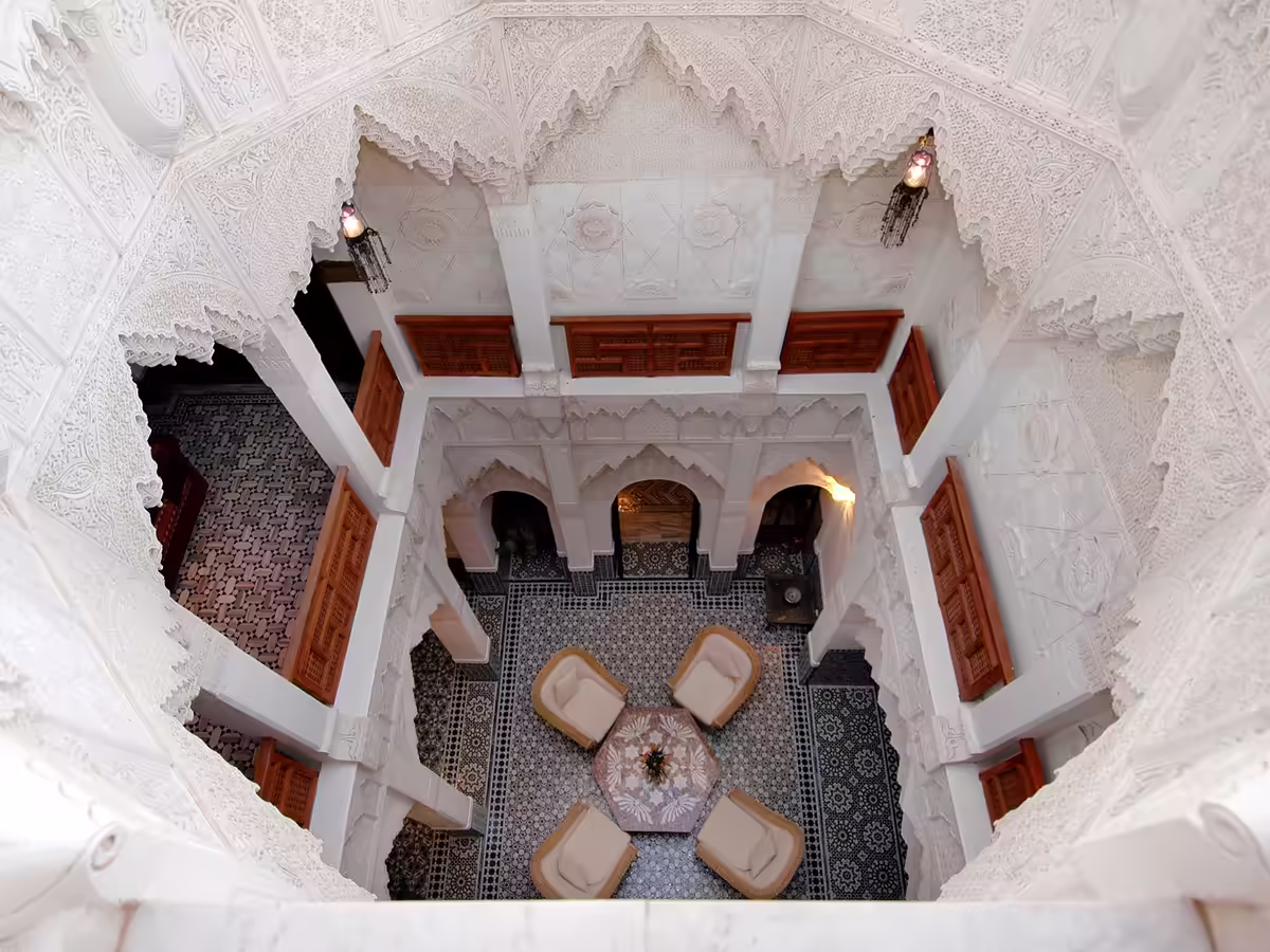 Cour intérieure d'un riad à Marrakech — création de site web pour hôtels, riads et restaurants